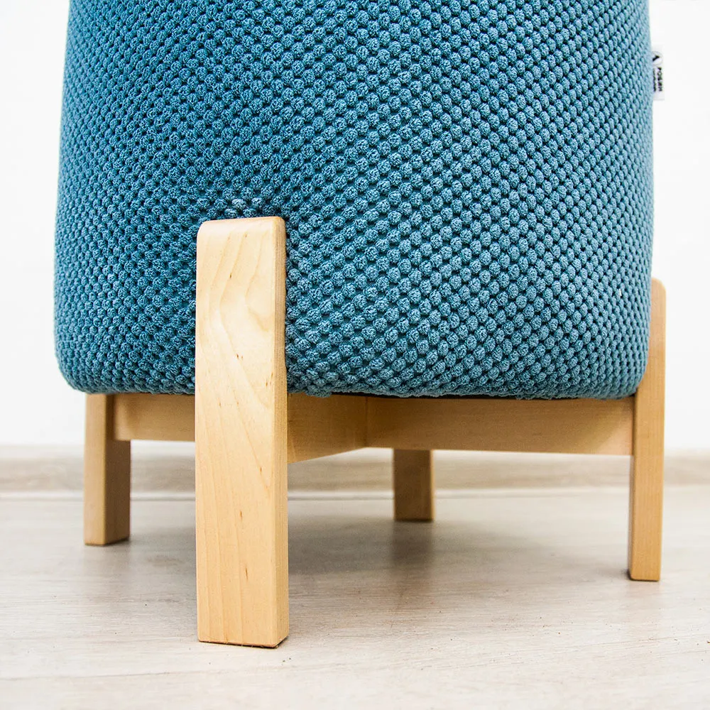 Пуф на деревянных ножках 3