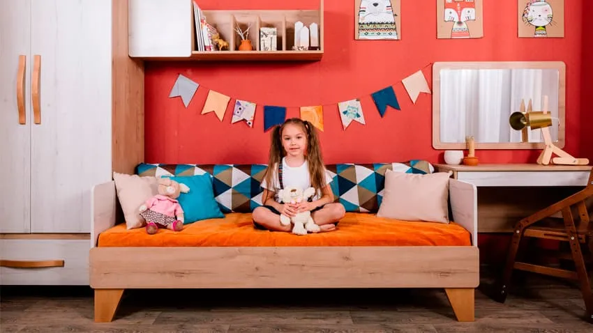 Детская в красных тонах