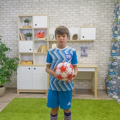 Детская комната в древесных тонах