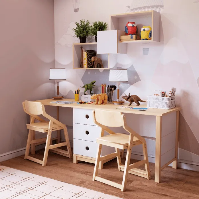 Двухместный письменный стол «Робин Лайт» с деревянными стульями и открытыми полками в детской комнате